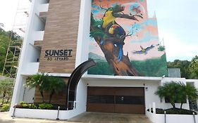 Sunset 205, Sleeps Six, Next Door To The Pool, 100M To The Beach!